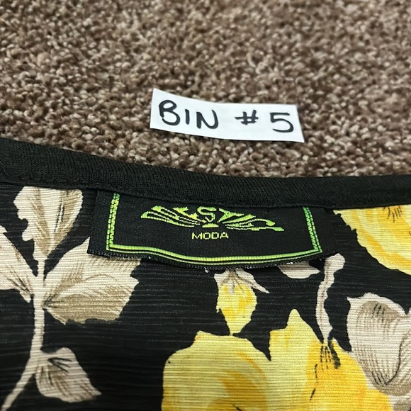 2/$30 Beautiful sheer Medium top - Picture 4 of 6